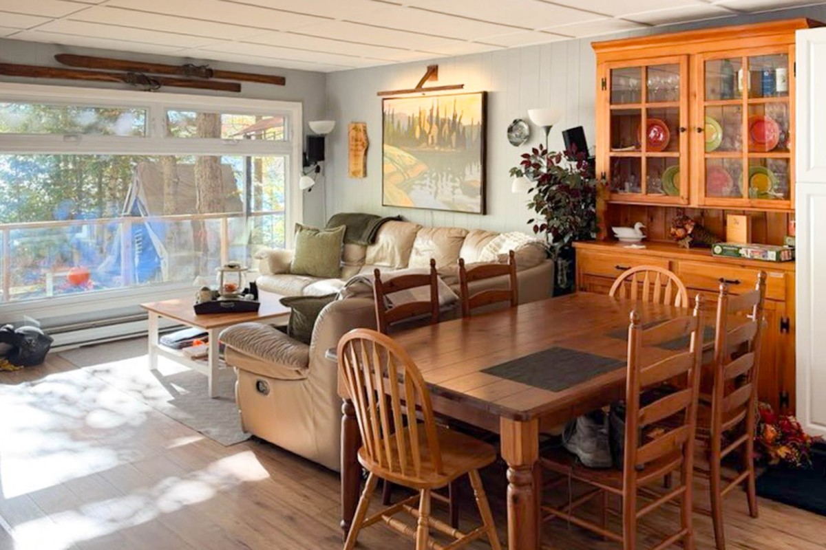 Cottage Dining & Relaxing with Lakeview