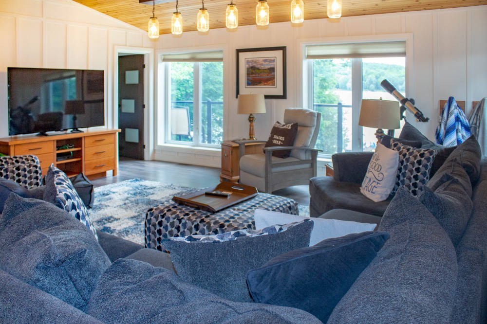 Family Room: Rental cottages with second seating area