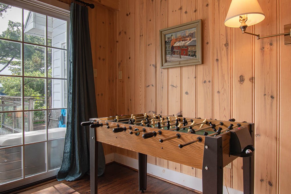 Ontario cottages with foosball and wifi