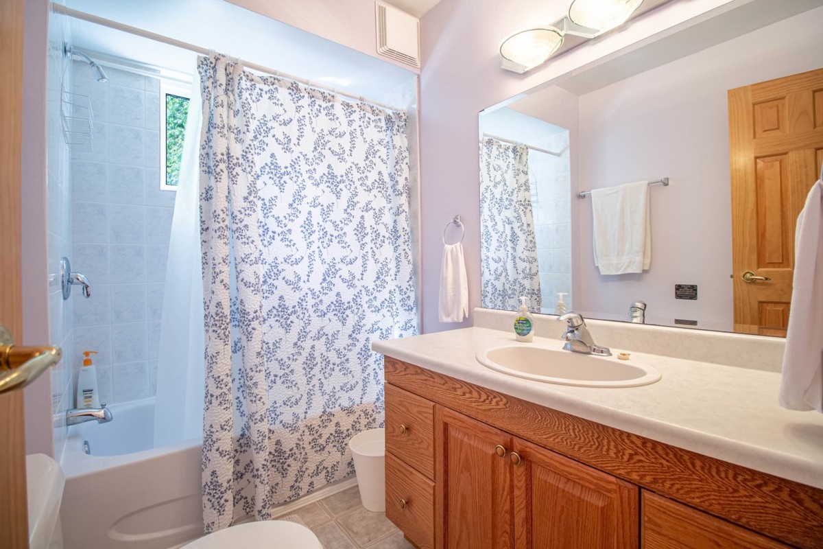 Main 4-Piece Bathroom