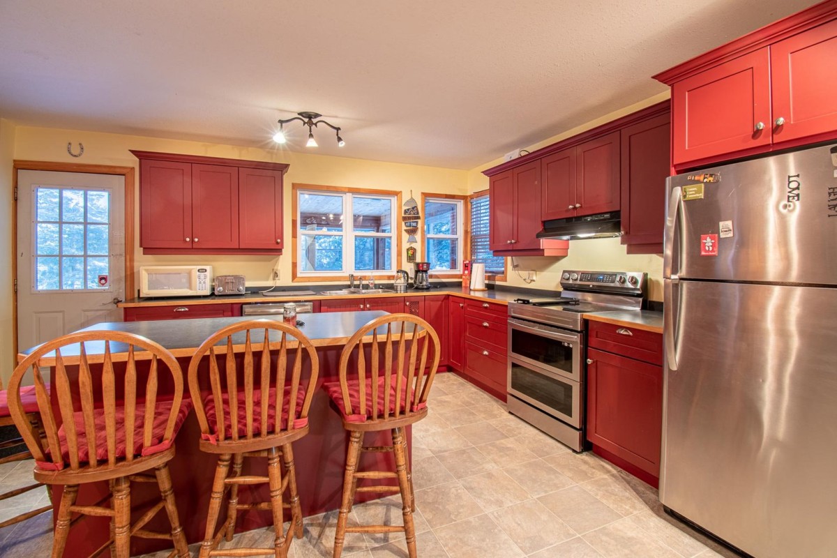 cottage rental with fully equipped kitchen