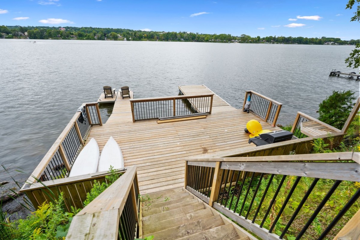 Ontario cottage with private dock