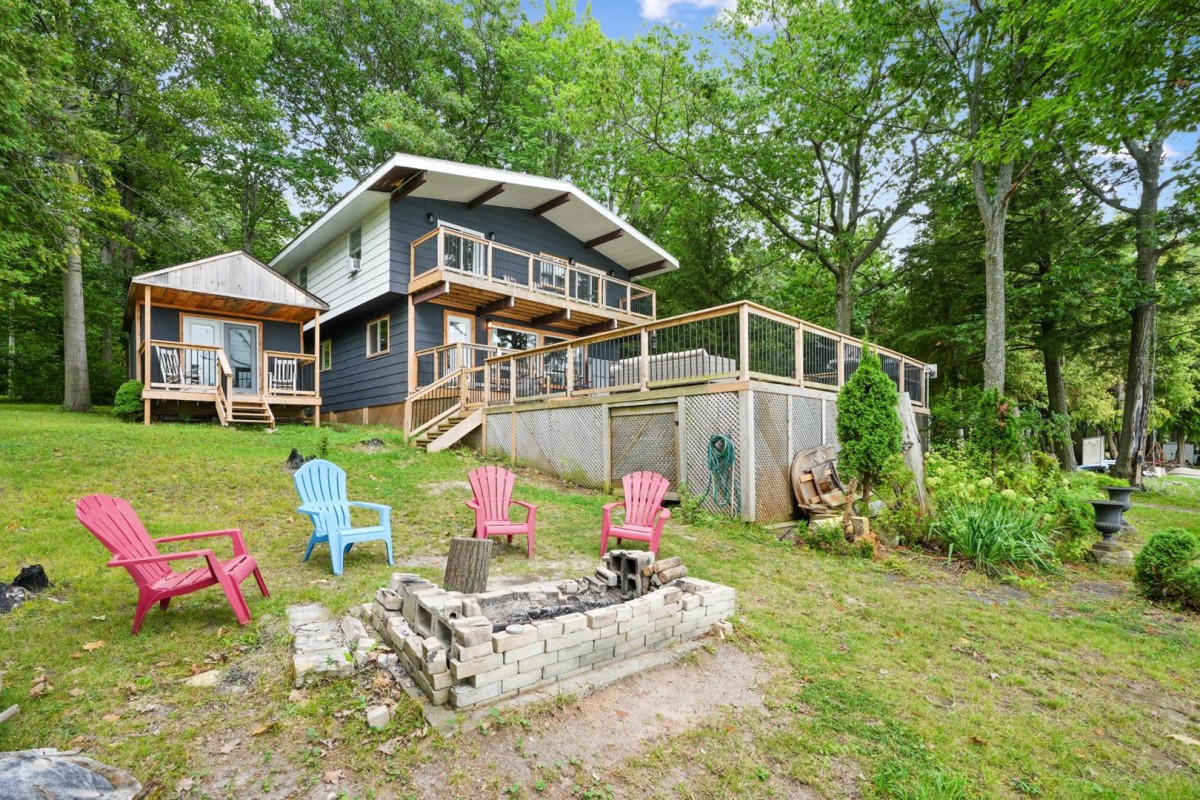 Ontario cottage with firepit for rent