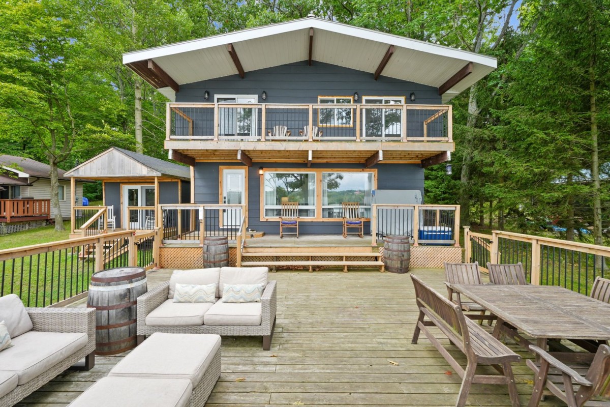 Lakeside multi-tiered deck for the best views of the water!:
