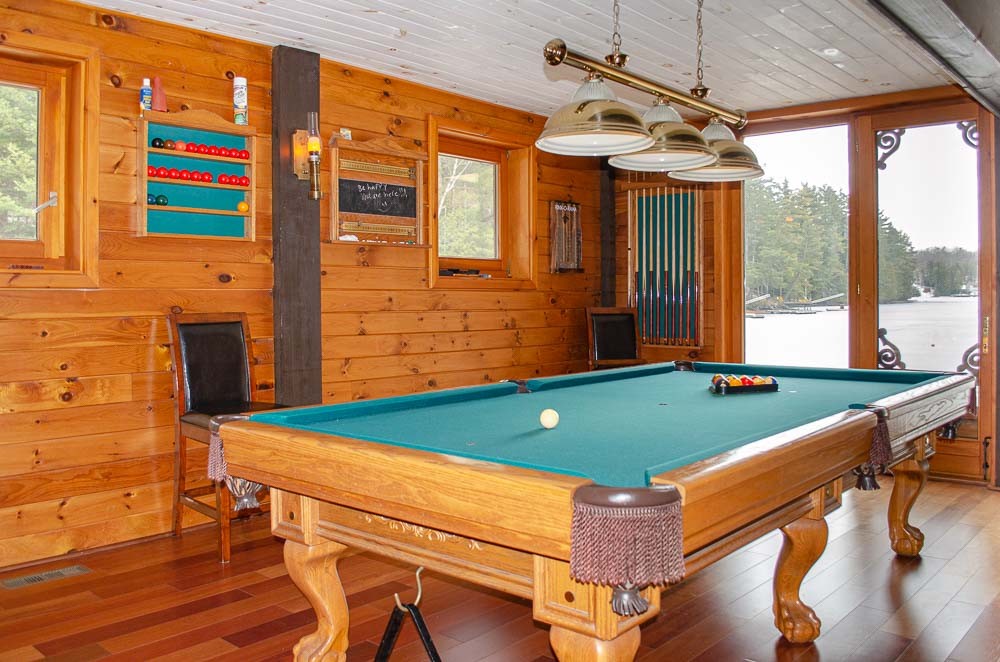 Ontario cottages with pool tables