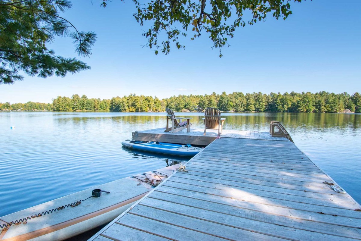 Waterfront cottages with docks in Ontario
