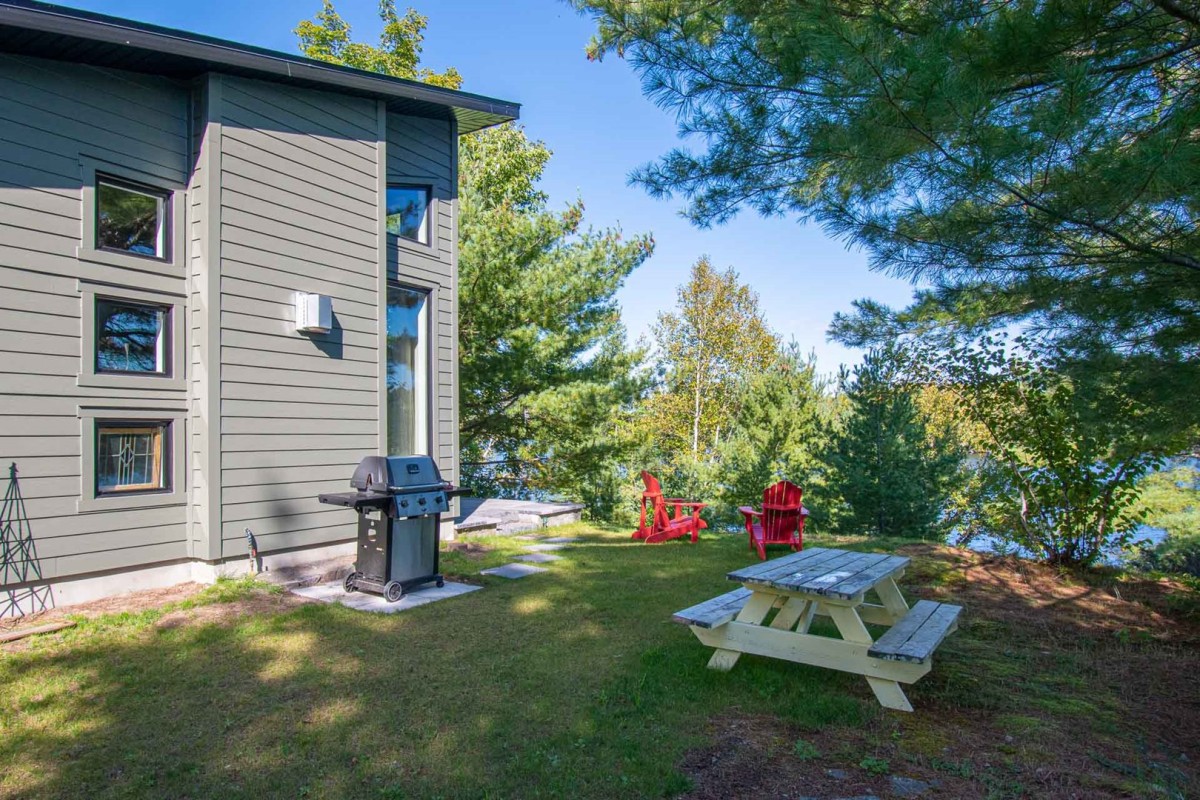 Stay at a charming waterfront cottage in Onta