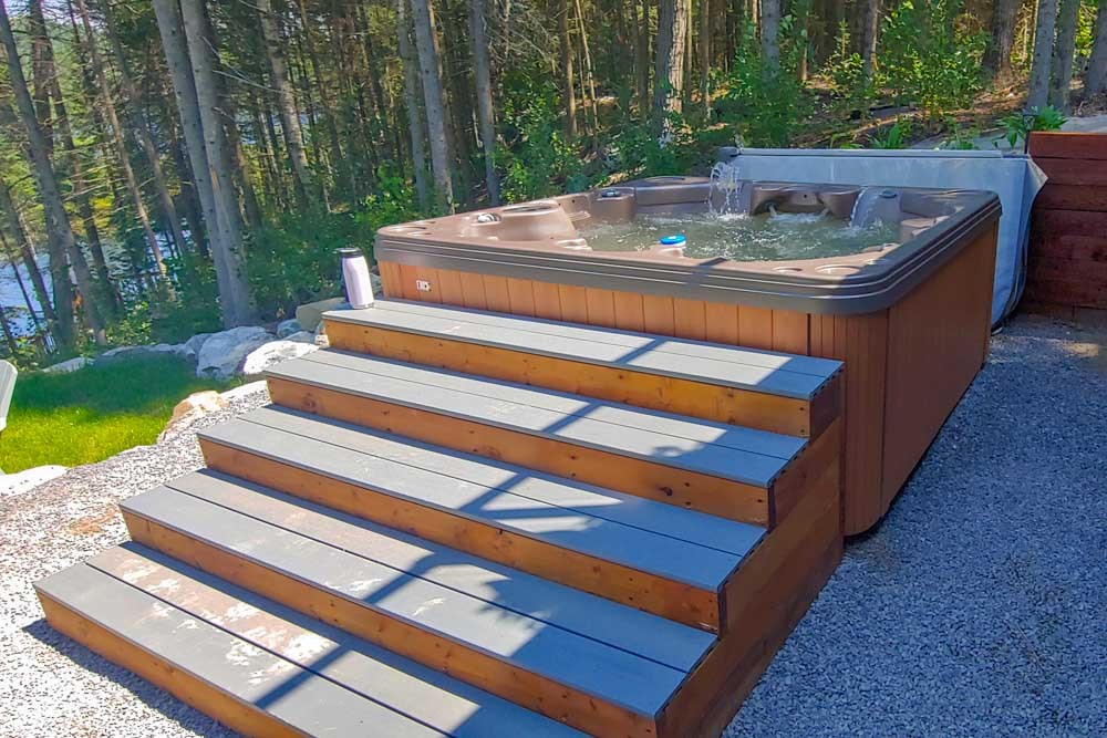 Weekend hot tub cottage rental in Ontario
