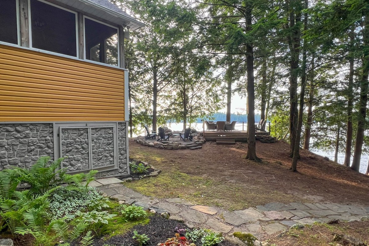 Firepit & Waterfront Deck