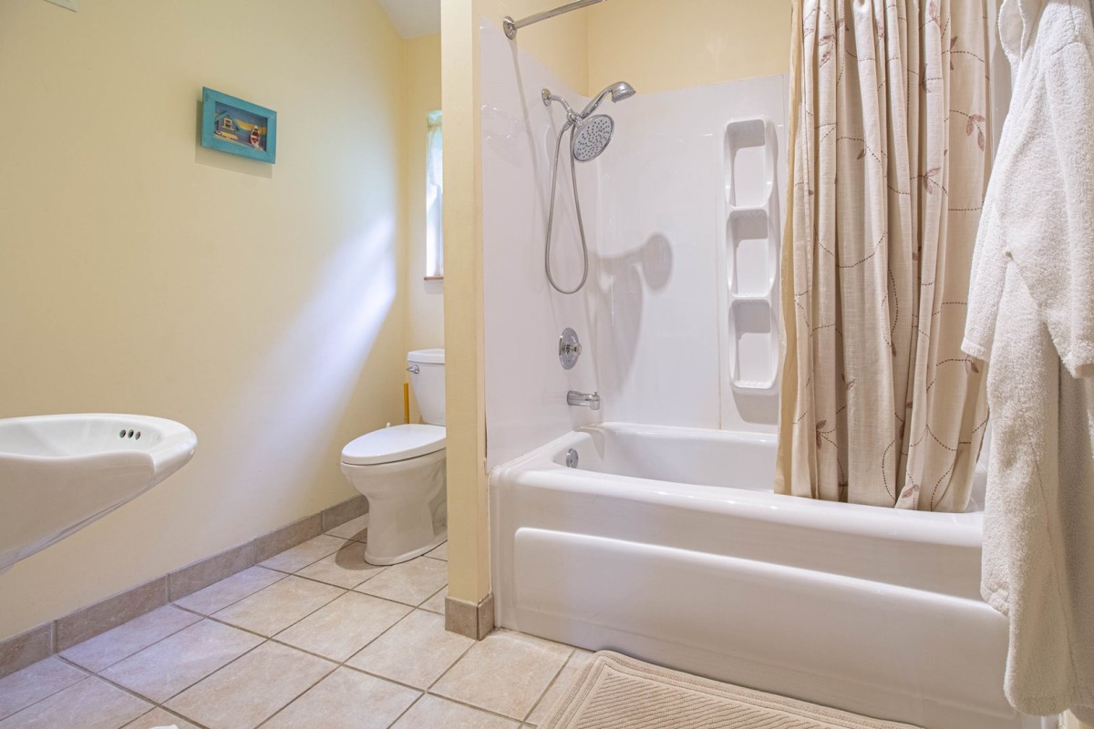 Main 4-Piece Bathroom