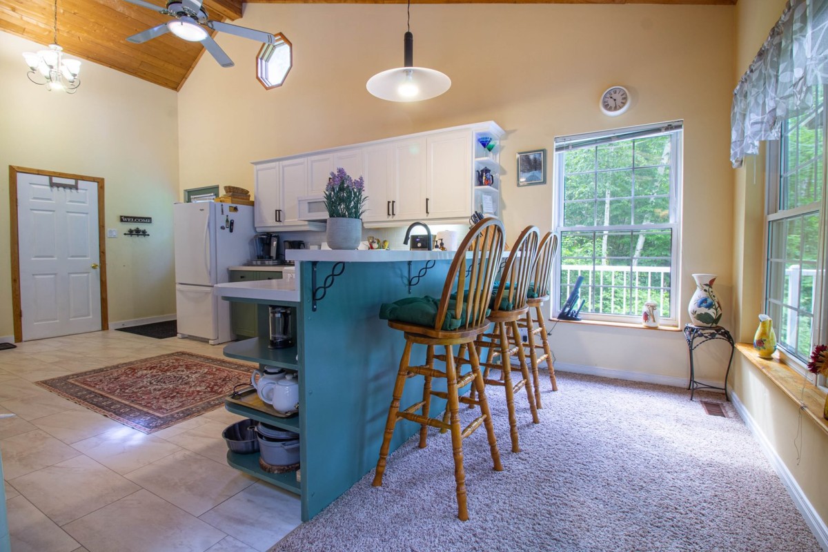 Kitchen & Breakfast Bar