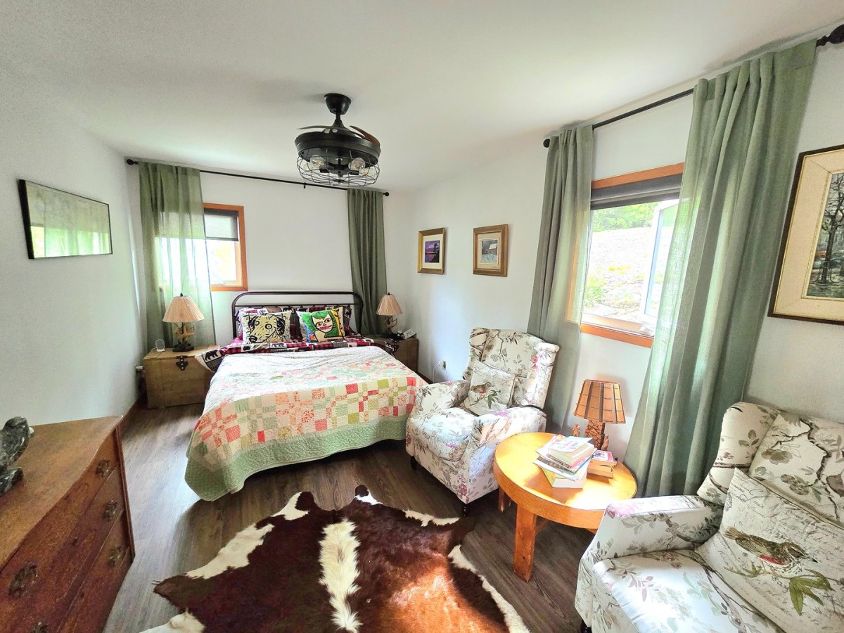 Queen bedroom
