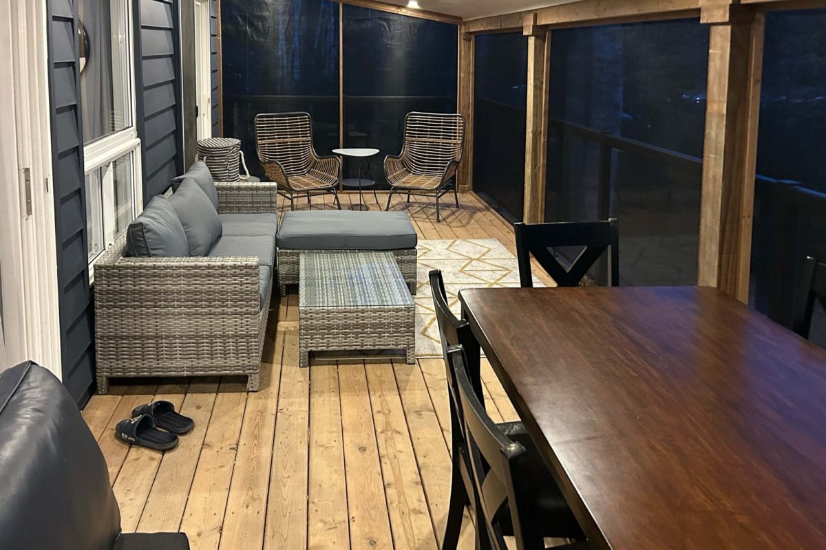 Screened-in Deck for Cool Bug-Free Relaxing