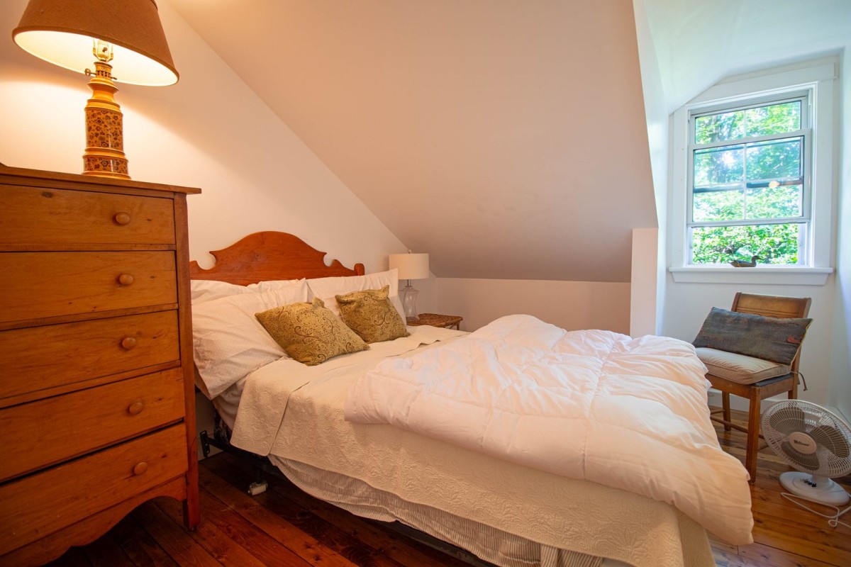 Bedroom 2 - Queen