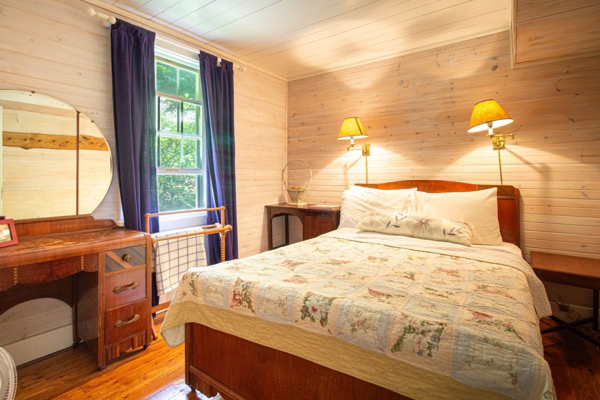 Bedroom 5 - Main Floor - Queen