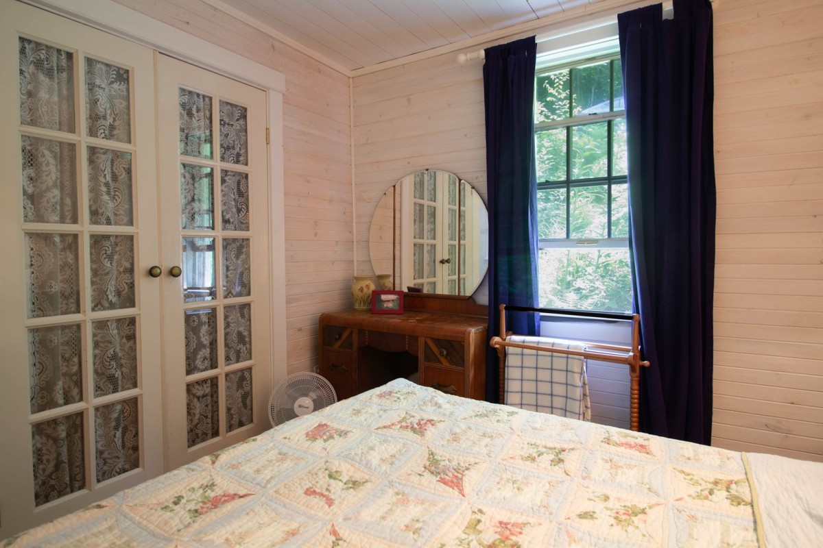 Bedroom 5 - Main Floor - Queen