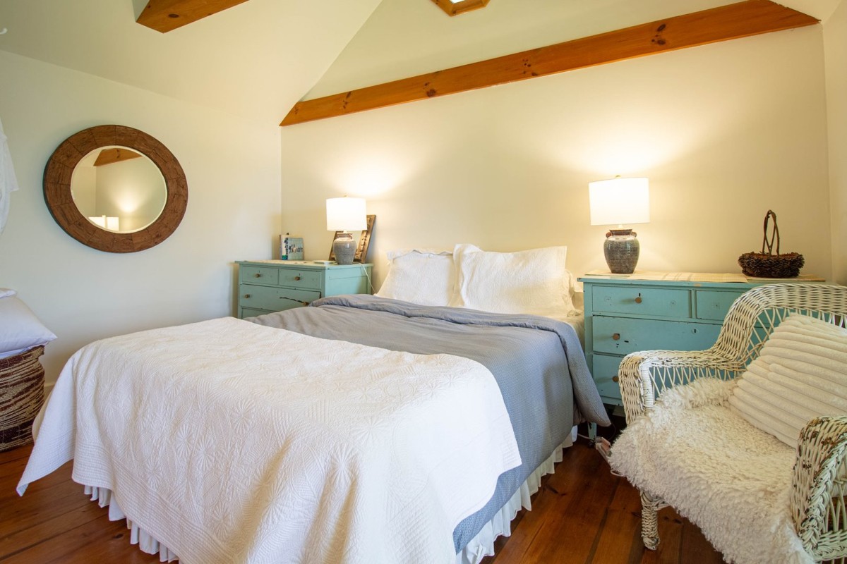 Bedroom 6 - Main Floor - Queen