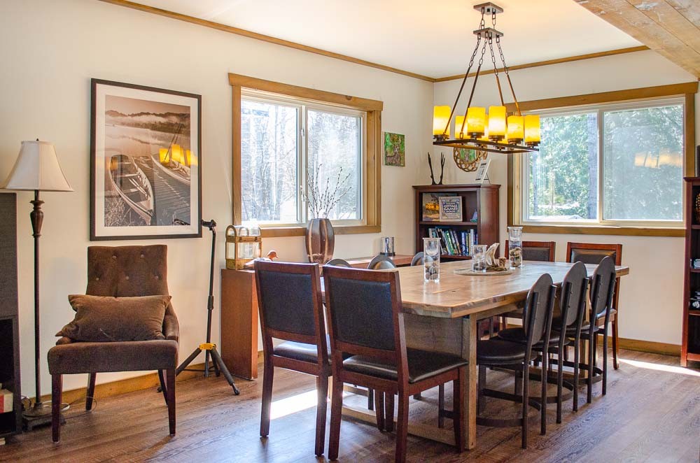 rental cottage with dining table for 10