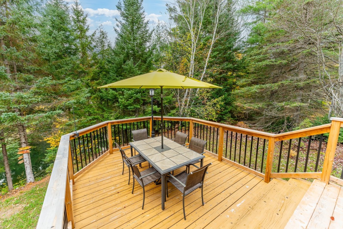 Outdoor dining on the multi-level deck