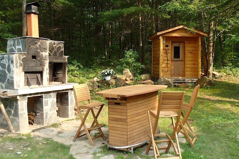 Outdoor Bar and Pizza Oven