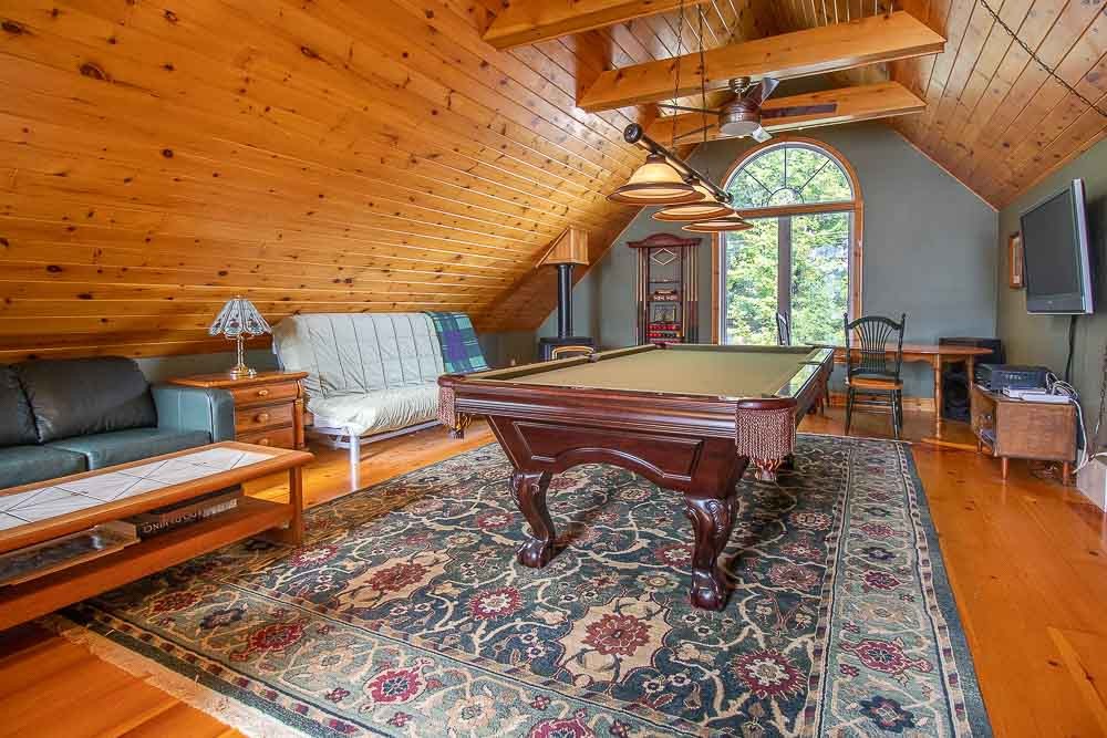 Loft Games Room with Pool Table and TV