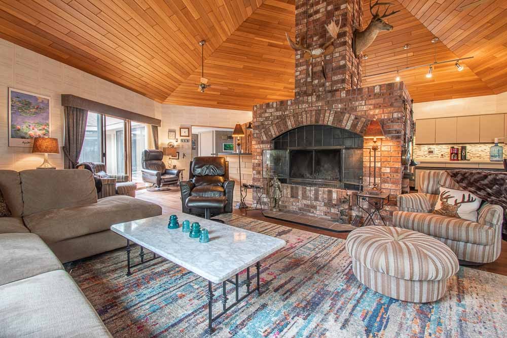 Lakefront Ontario Cottage with Indoor Fireplace