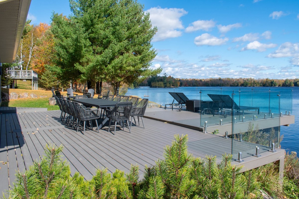 Deck with outdoor dining over Lake Manitouwabing