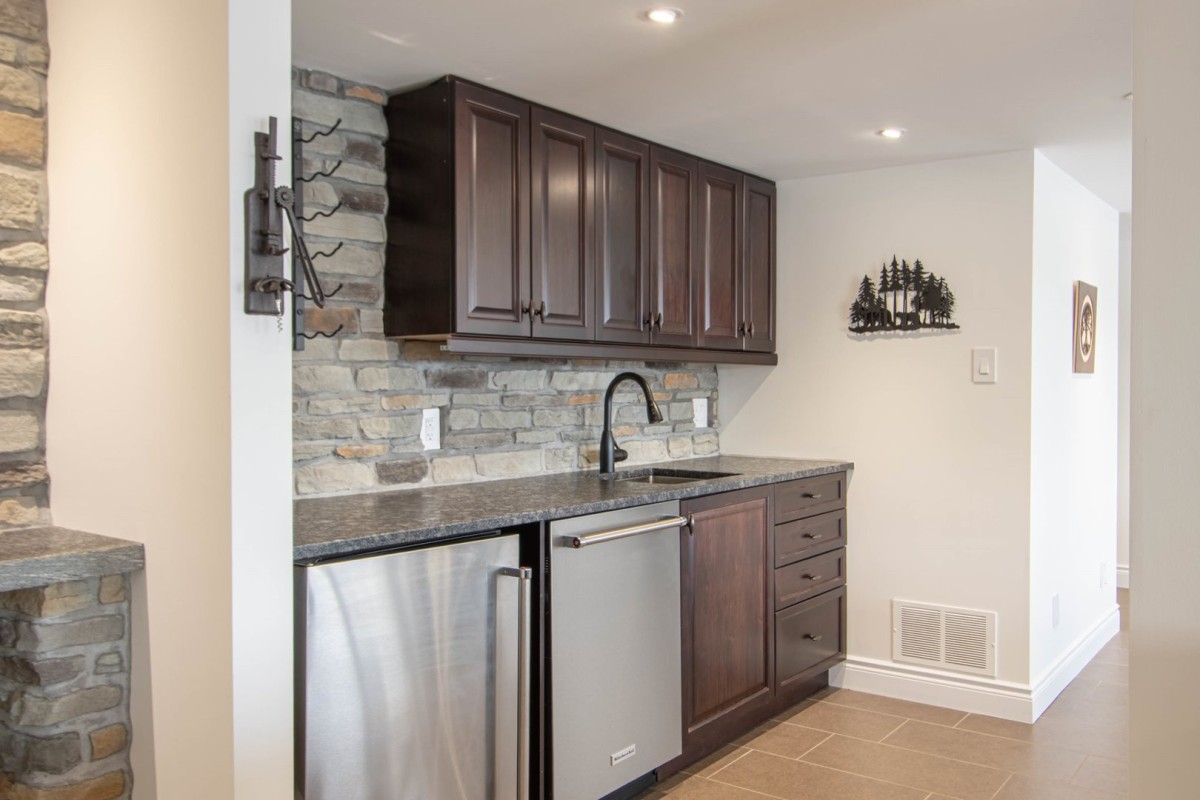 Lower Kitchenette/Wet Bar
