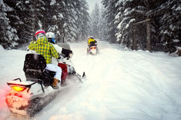 couples-on-snowmobile-trail