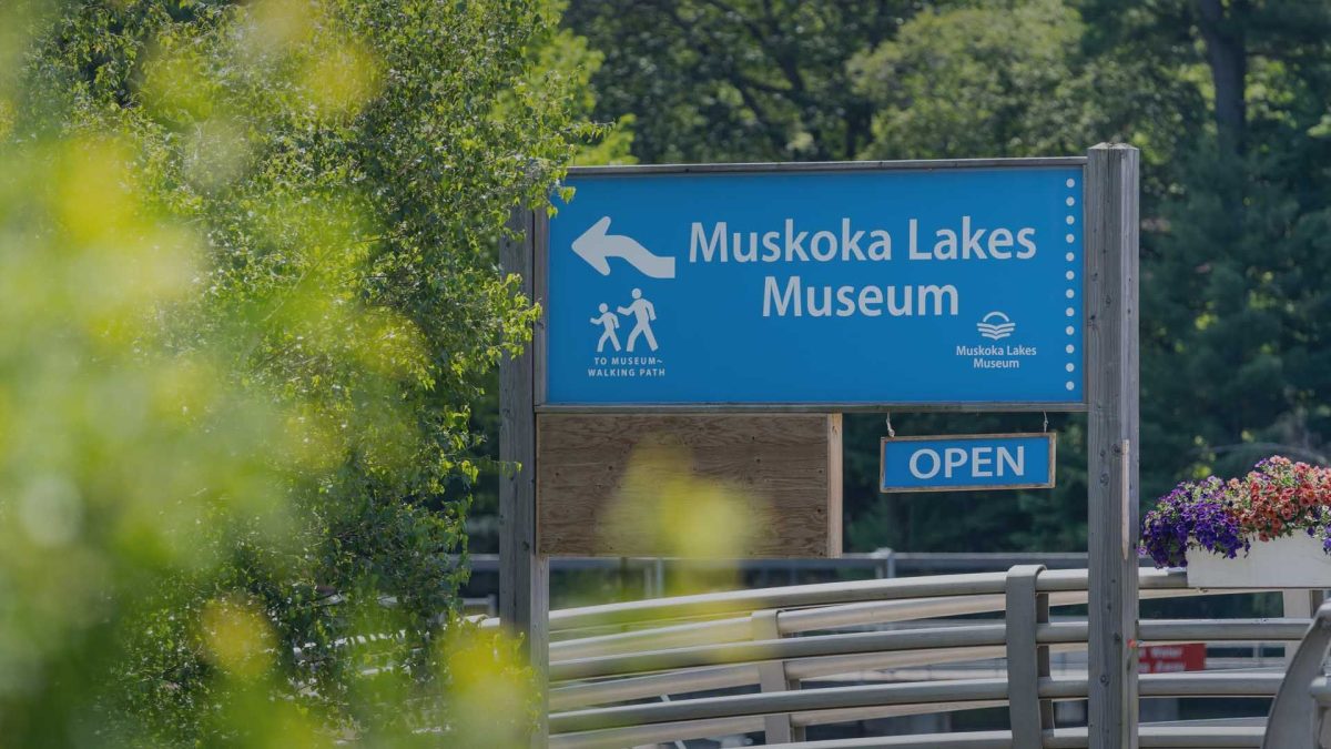 Sign pointing to Muskoka Lakes Museum